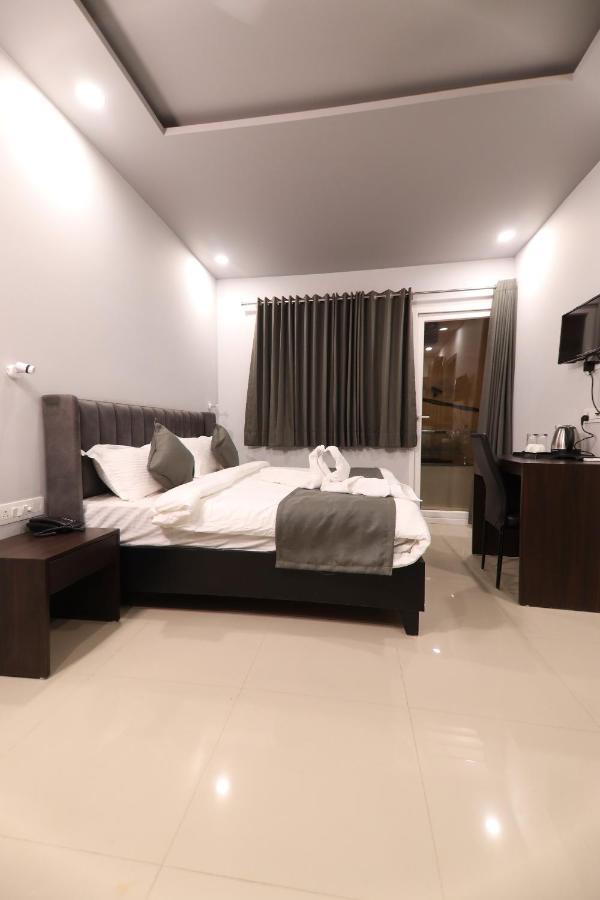 Nirpra Regency Hotel Nuova Delhi Esterno foto
