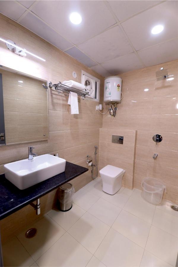 Nirpra Regency Hotel Nuova Delhi Esterno foto